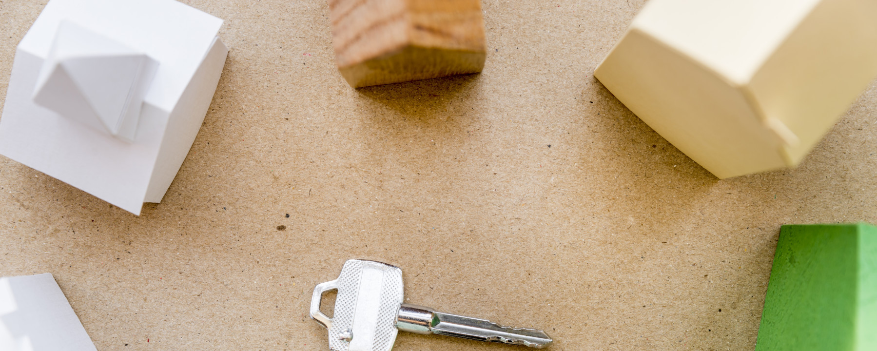 llave-en-el-centro-rodeada-de-diferentes-tipos-de-casas-de-papel