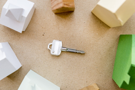 llave-en-el-centro-rodeada-de-diferentes-tipos-de-casas-de-papel